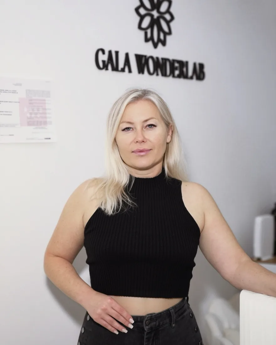 Gala, fundadora de Wonderlab Clinic, en la recepción de la clínica