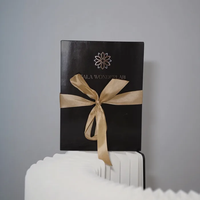 Caja de regalo de Wonderlab Clinic con lazo dorado